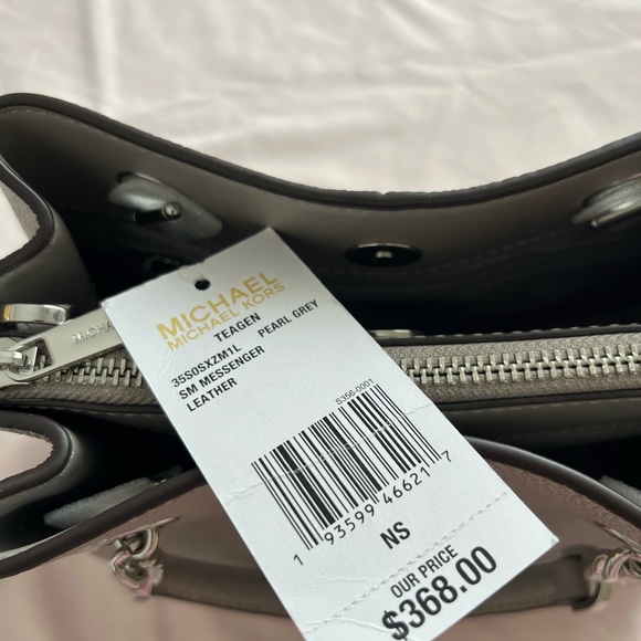 MAKE ME AN OFFER Kors pebble soft leather purse. Light dove grey - Picture 7 of 9